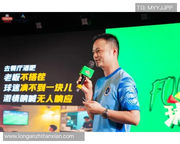 足球明星庆祝时刻泼啤酒高清图片尽显激情与欢乐