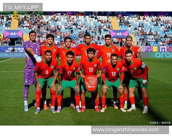 卡塔尔足球明星同框合照展现团结与激情的瞬间