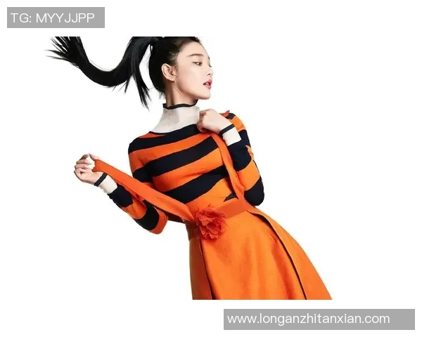 足球明星手拿包的时尚魅力与个性展示解析